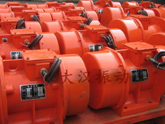 YZS振動(dòng)電機(jī)：加裝防護(hù)外殼，密封性強(qiáng)不易損壞。