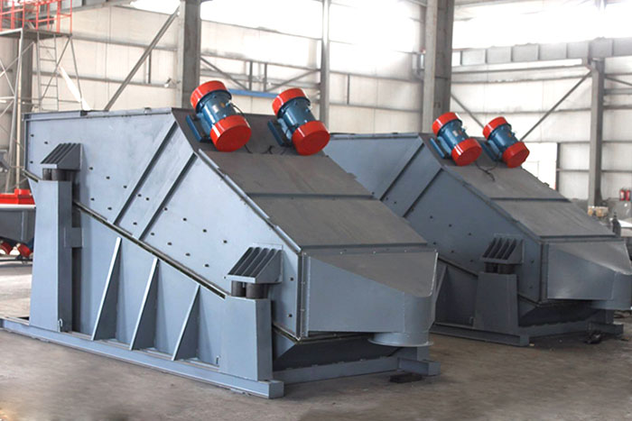 ZSG礦用振動(dòng)篩采用雙電機(jī)振動(dòng)，電機(jī)位置安裝在頂部，便于更好的傳遞振動(dòng)力。