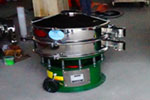 800型單層三次元振動篩，產量可達800kg/h。